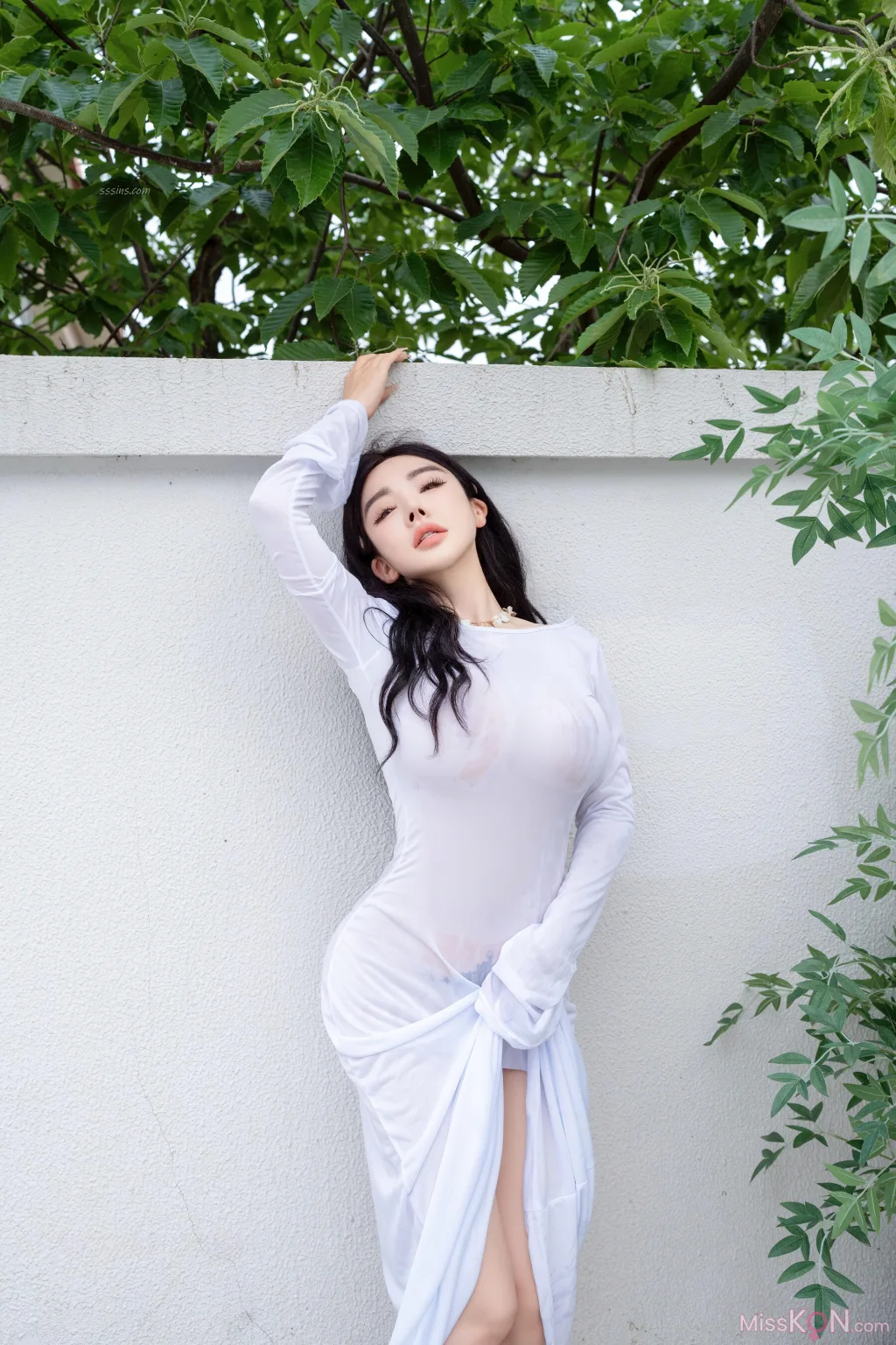 [XR Uncensored] 潘思沁: R18 秀人网模特 庭院中的春色 (90 photos + 13 videos)