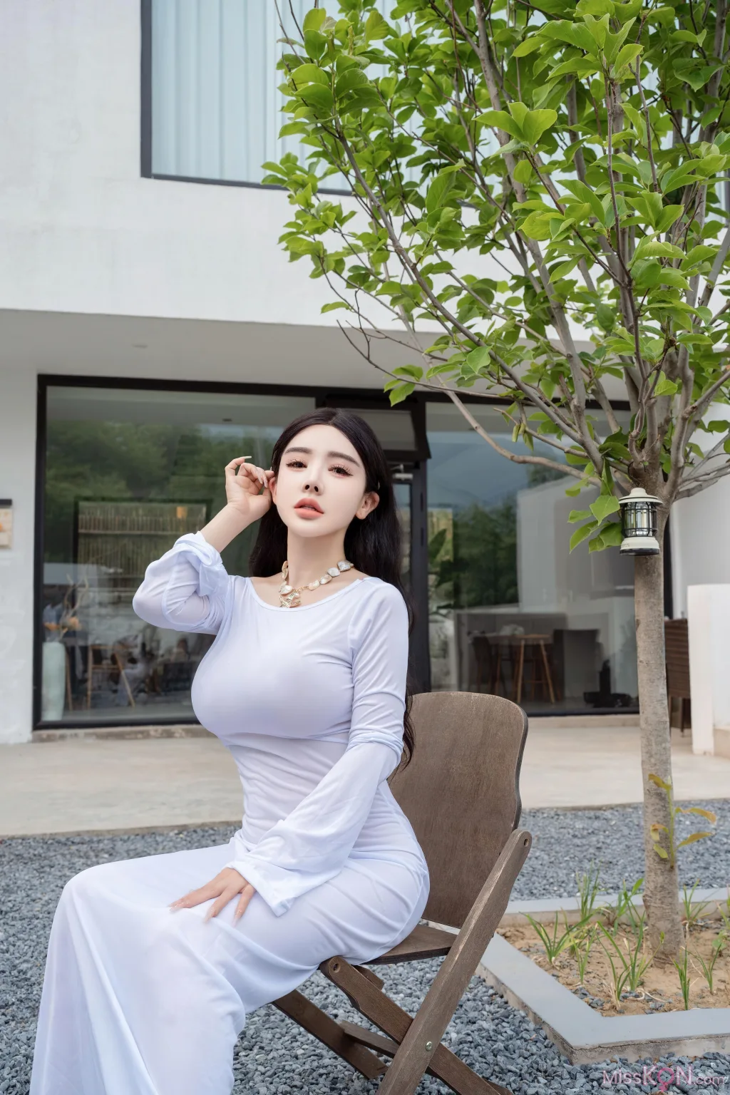 [XR Uncensored] 潘思沁: R18 秀人网模特 庭院中的春色 (90 photos + 13 videos)